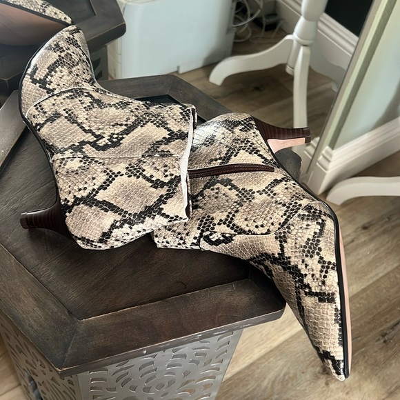 Clarks, snakeskin leather booties, NWT, size US 9 - Picture 3 of 7